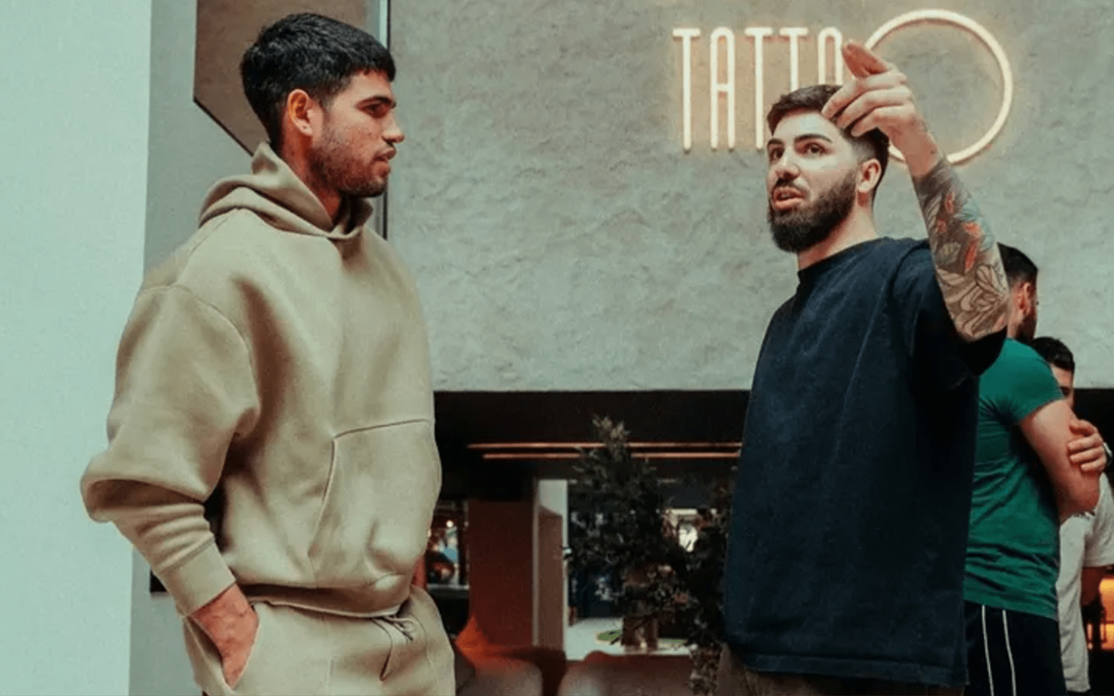 Repéré: Carlos Alcaraz a-t-il tatoué son tatoueur?