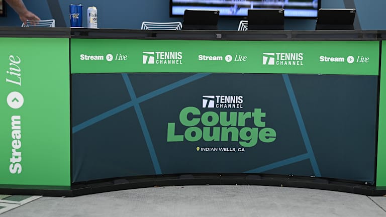 Asseyez-vous à un bureau TC spécial et regardez la diffusion en direct sur l'application TennisChannel.
