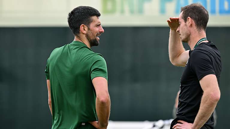 Djokovic et l'entraîneur Andy Murray passent en revue leurs plans avant de se diriger vers le tribunal de pratique.