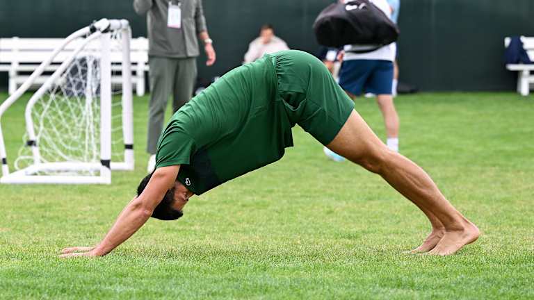 Novak se déplace dans la pose de chiens orientés vers le bas ...