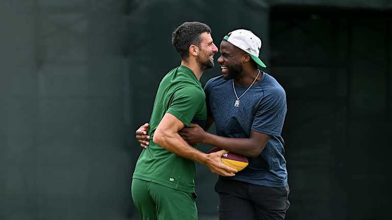 Un commandant qui aime les commandants - mais les aigles portant un chapeau - frances Tiafoe (il a perdu un pari) le coupe avec Novak.