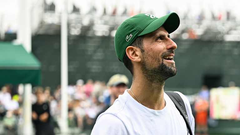 Djokovic a été accueilli par d'innombrables fans espérant un aperçu du grand de tous les temps.