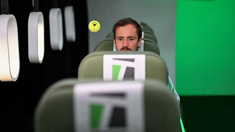 Une balle de tennis n'est jamais loin de Medvedev - même quand il n'en tient pas.
