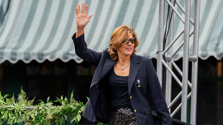 Temple de la renommée Gigi Fernandez lors de la cérémonie d'intronisation 2024. La championne du Grand Chelem à 17 fois le double a perdu sa maison en Floride l'année dernière pendant l'ouragan Helene et s'est sentie inspirée pour aider les personnes de la communauté de tennis qui souffrent de catastrophes naturelles. Lorsque les incendies de forêt ont frappé la région de Los Angeles, son nouvel organisme sans but lucratif, Tennis For Hope, est entré en action.