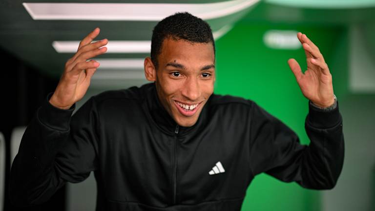 Et encourage ses voyageurs comme ce canuck familier pour s'imprégner de l'action passionnante.