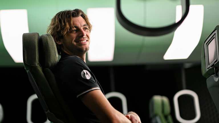 Taylor profite d'un siège de fenêtre.