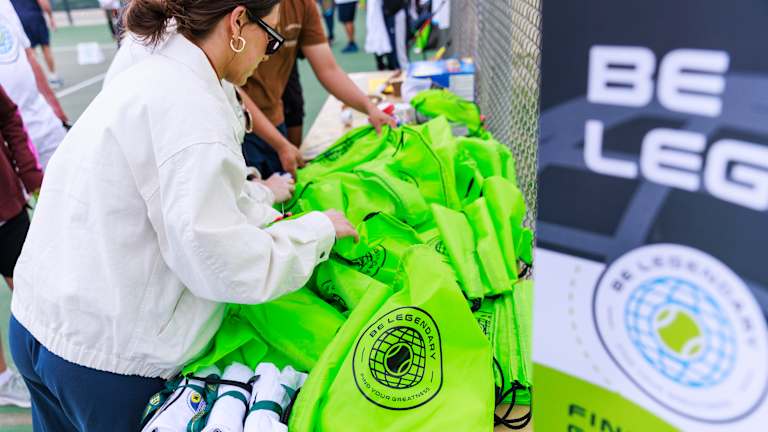 Les participants ont reçu des vêtements du Temple de la renommée du tennis international et l'opportunité de vivre certains des événements les plus prestigieux du sport en personne.