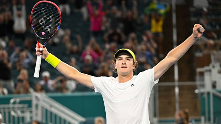 "Tout est devenu très, très, très fou en peu de temps. Et, bien, je suis là", a déclaré Fonseca à propos de son ascension rapide. «J