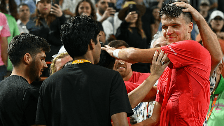 Mensik célèbre avec son équipe après avoir remporté son premier titre ATP de toute sorte au Masters 1000 à Miami.