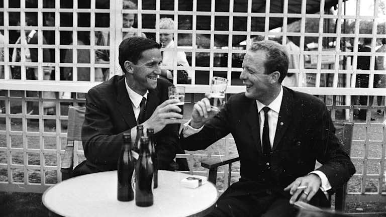 Stolle et compatriote Roy Emerson, en 1965 (en haut: Stolle contre Emerson dans la finale de Wimbledon de 1964.)