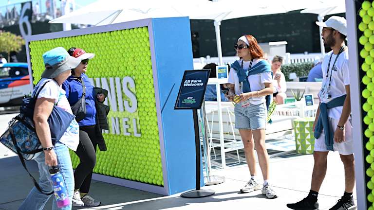 Les fans entrent dans le salon de la cour de Tennis Channel à l'Open de BNP Paribas.