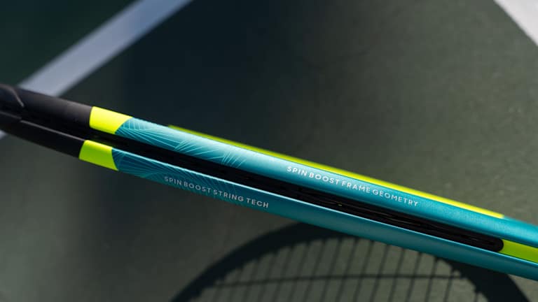 Les œillets de la tournée SX 300 sont plus grands pour promouvoir plus de mouvements de cordes