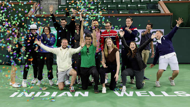 Matt (dans Red Fila Jacket) avec son équipe après le BNP Paribas 2023 ouvert à Indian Wells.