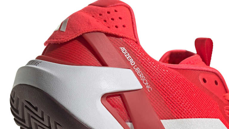 Le speedframe passe du talon au milieu du pied pour renforcer la stabilité