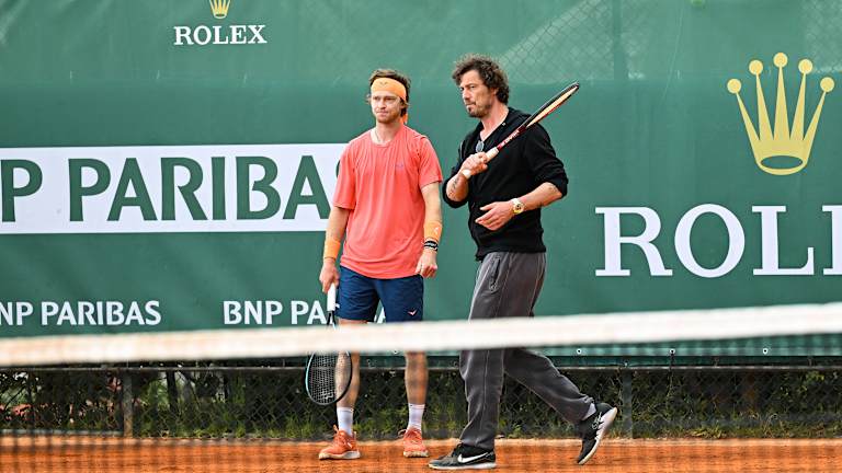 Coach Safin donnant des notes.