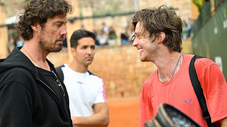 C'est donner à l'oncle et son neveu.