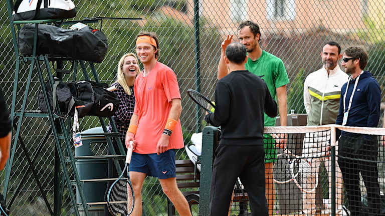 Nous ne savons pas ce qui se passe ici, mais nous aimons l'ambiance.