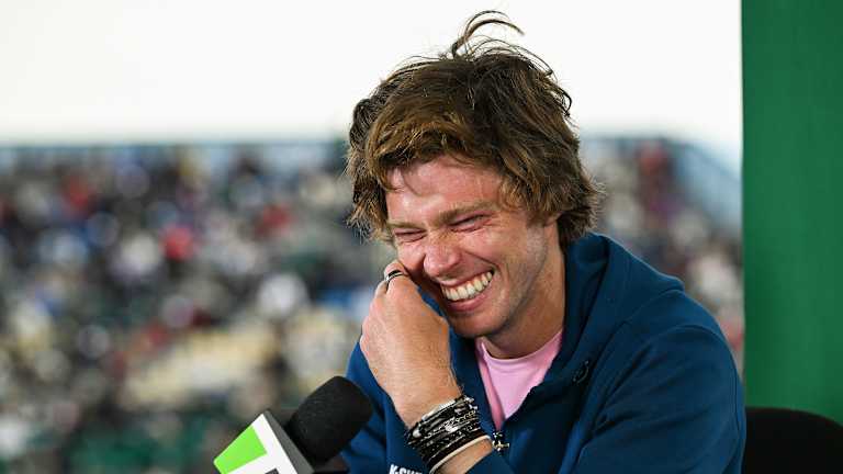 Andrey a continué à rire ...