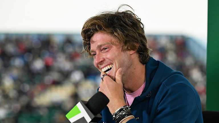 Il se tourna vers son menton ...