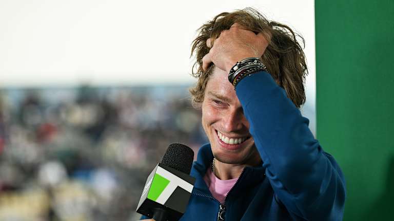 ... puis peigné dans ses cheveux.