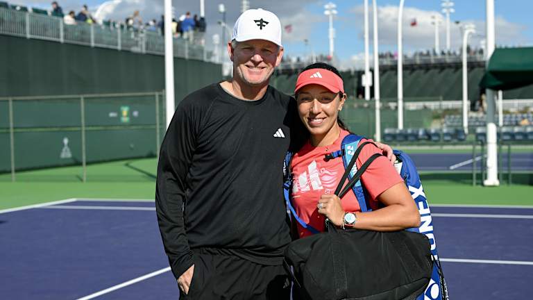 L'entraîneur Mark Knowles et Pegula, après une pratique balayée par le vent à Indian Wells.
