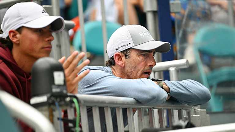 Knowles a supervisé le titre de Pégula à Austin; L'entraîneur Mark Merklein était dans la boîte de son joueur pendant les courses profondes à Miami et Charleston.