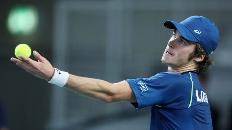 Venant d'un pays qui se retrouve rarement sous les projecteurs internationaux de tennis, le lituanien oblige son chemin avec une détermination silencieuse et un objectif clair: atteindre les plus grandes scènes du sport.
