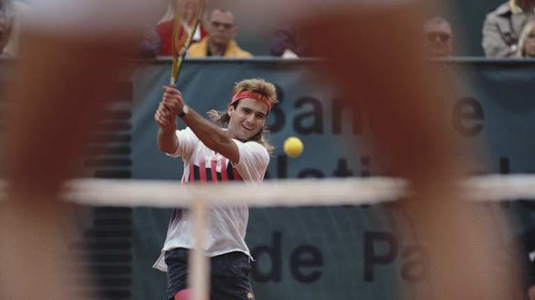 Chatrier a déclaré que le moment où plusieurs membres du comité d'organisation du tournoi étaient «très perturbés par la robe d'Agassi, par exemple».