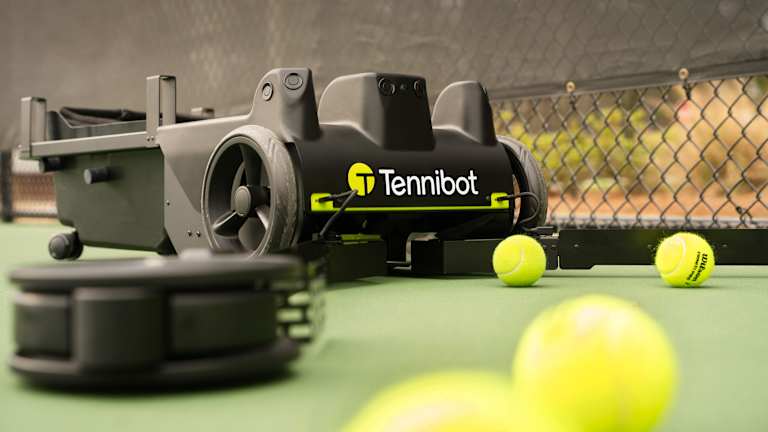 Le Rover cherche de manière autonome et ramasse des balles errantes sur le terrain, tandis qu'un attachement de balayeuse le permet de lisser un terrain d'argile.