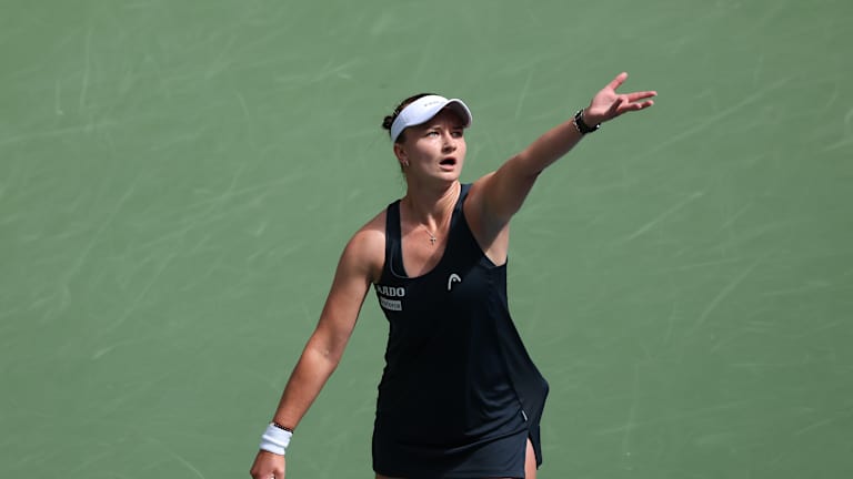 Le tirage du service de Krejcikova dérivait parfois trop loin sur la tête au lieu de sortir devant