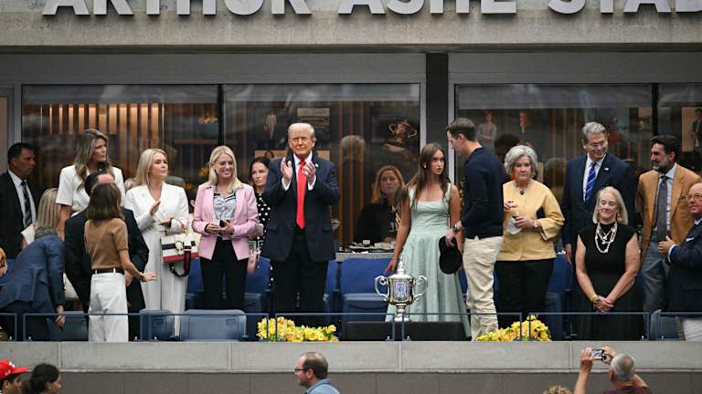 Le procureur général américain Pam Bondi, la secrétaire de presse de la Maison Blanche, Karoline Leavitt, le secrétaire du Trésor américain Scott Bessent, Jared Kushner et sa fille Arabella Kushner ont également été répertoriés comme participants.