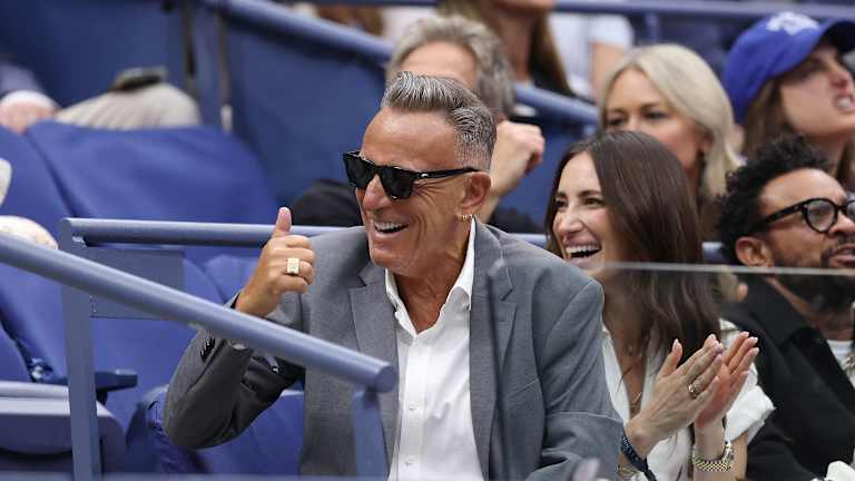 Les plus grands applaudissements de la journée sont allés à Bruce Springsteen du New Jersey, qui a assisté à la fille Jessica Springsteen.