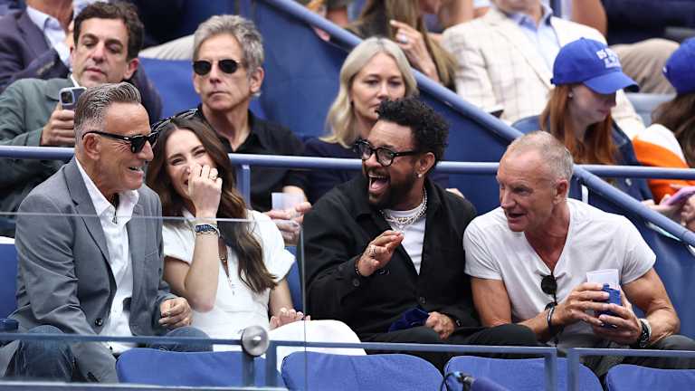 Le patron tenait la cour dans une section étoilée comprenant Sting (à droite), Shaggy (Centre) et Ben Stiller (rangée arrière).