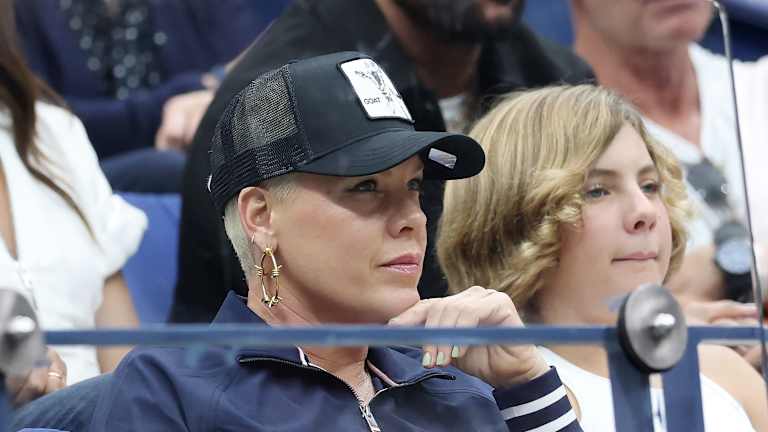 Le musicien rose regarde pendant le combat pour le titre.