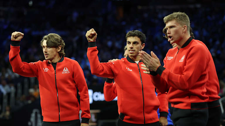 De Minaur est tout au sujet de l'énergie de l'événement de l'équipe.