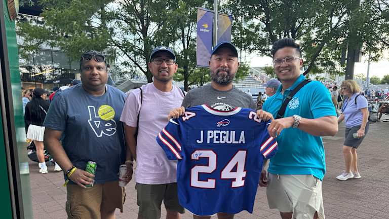 Alfuente et amis, avec des bières ouvertes américaines et un souvenir spécial.