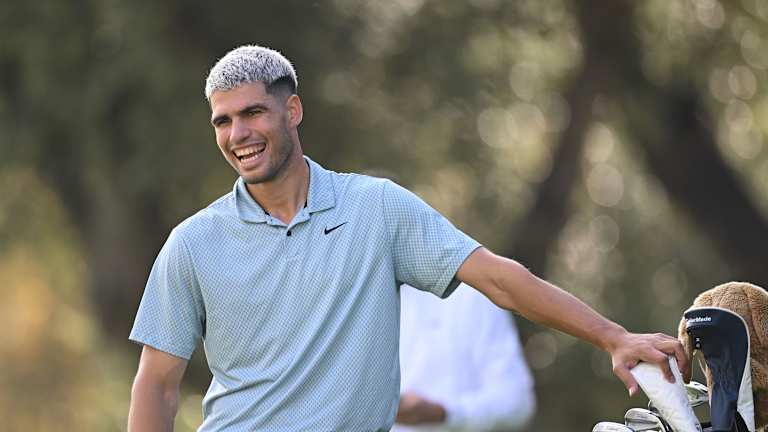 Ses cheveux argentés poussent et ce sourire signature ne vieillit jamais. :)