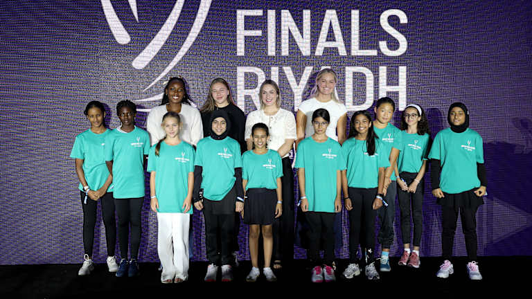 Les joueurs rencontrent les participants de Champions of Tomorrow présenté par PIF, une initiative de tennis destinée aux filles saoudiennes âgées de 9 à 12 ans.