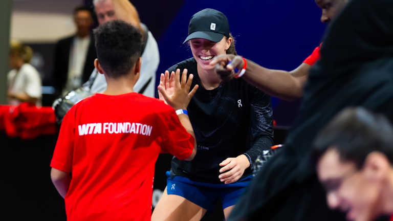 Iga Swiatek passe du temps avec des enfants dans une clinique Special Olympics avant les finales WTA.
