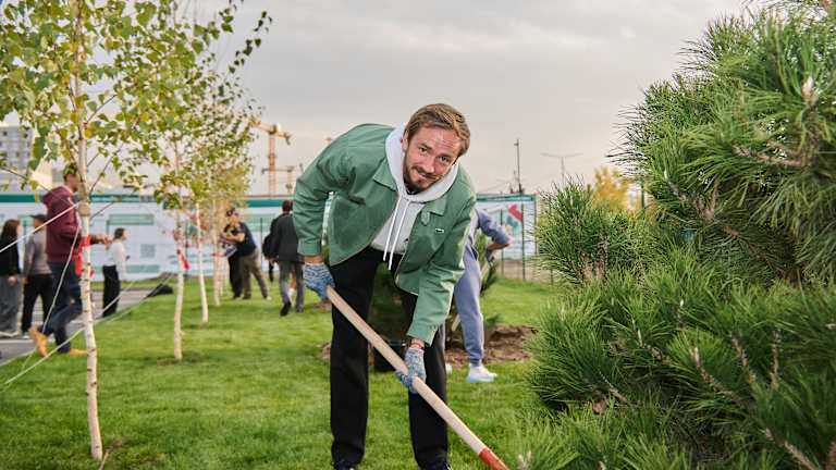 Medvedev était sur place lundi pour aider à inaugurer le nouveau complexe international de tennis de la Fédération kazakhe de tennis dans le quartier d'Alatau à Almaty.