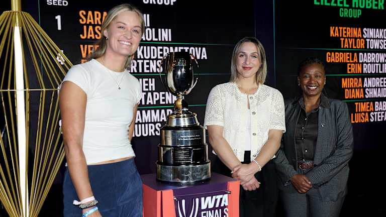 Les championnes en titre Erin Routliffe et Gabriela Dabrowski posent avec la PDG de la WTA, Portia Archer, et le trophée du double.