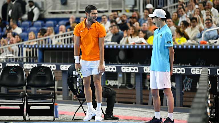 Alcaraz s'est nourri de l'énergie sous tous les angles de la salle, y compris de ce joueur de bal.