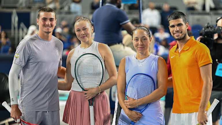 Fonseca, photographié avec Amanda Anisimova, Jessica Pegula et Carlos Alcaraz lors du tournoi sur invitation de Miami en décembre, est rapidement devenue une attraction vedette.