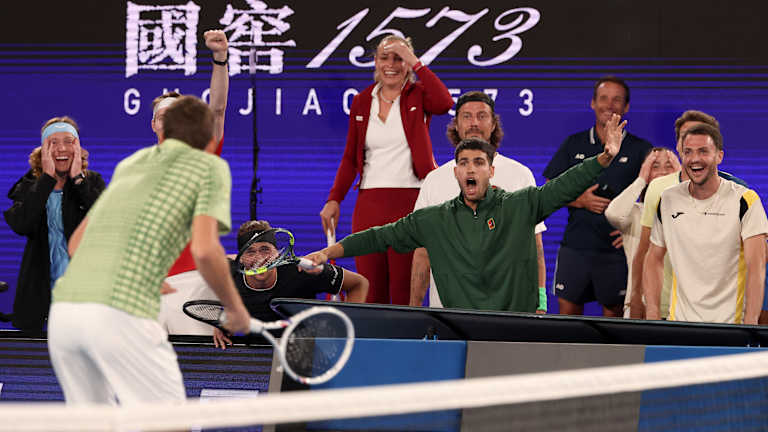 Alcaraz et Medvedev réagissent à l'unisson après que le triple finaliste de l'AO ait gardé son sang-froid pour faire une volée sur l'impressionnant tweener d'un amateur.