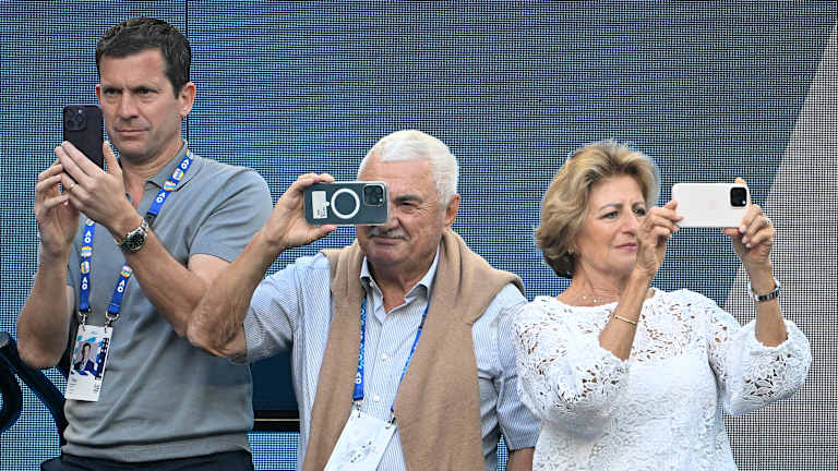 À côté de Tim Henman, les parents de Federer, Robert et Lynette, ont documenté la scène pour les mems.