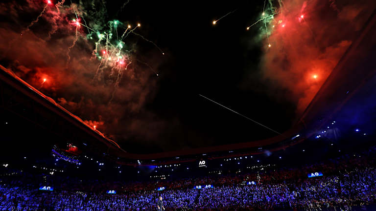 Les feux d'artifice n'étaient pas réservés uniquement au terrain lui-même, car Federer lève les yeux vers le spectacle.