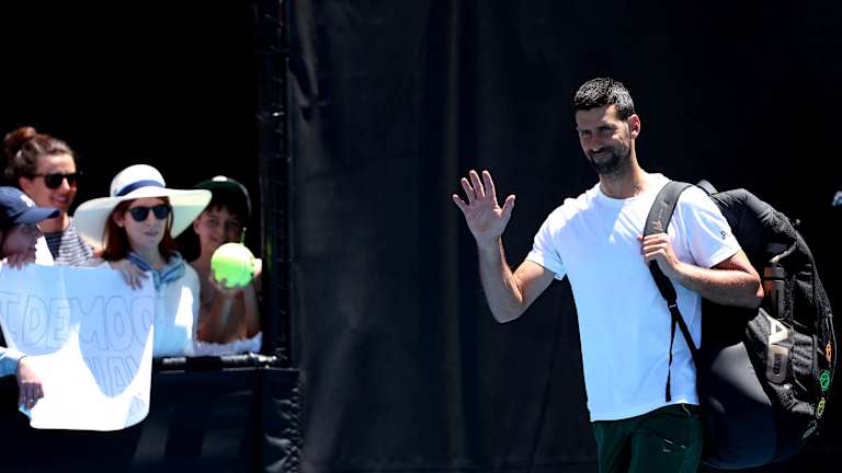 Djokovic fait ses débuts dans la saison après s'être retiré d'Adélaïde.