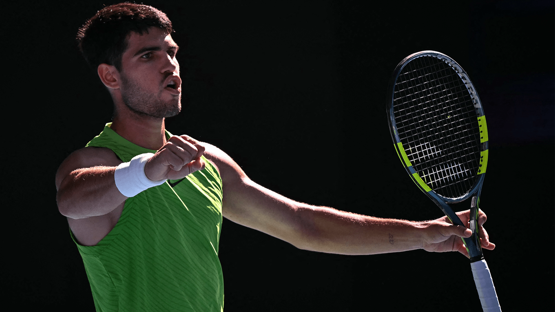 Le critique Carlos Alcaraz reçoit les encouragements de son équipe après avoir progressé à l'Open d'Australie