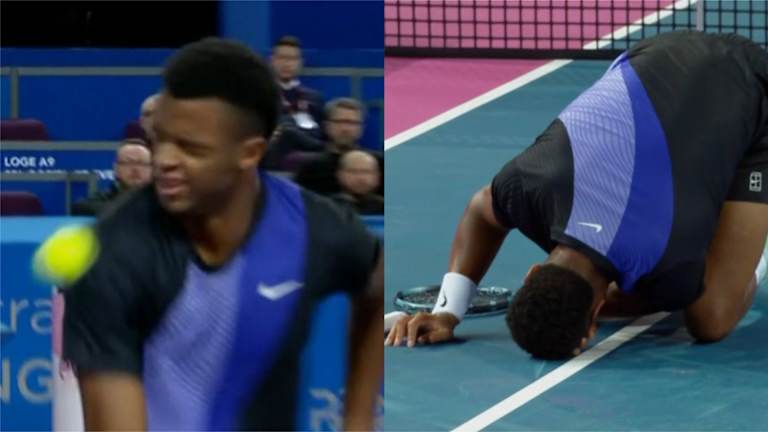 Le Français de 6'8'' s'est blessé après avoir attrapé le ballon hors du cadre de sa raquette, l'envoyant ricocher directement dans son visage.