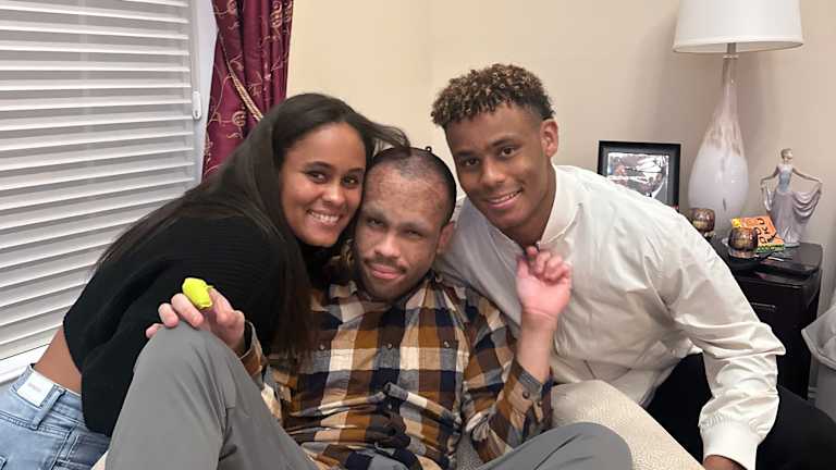 Luke Forbes, photographié au milieu d'Abbey et de Matt.